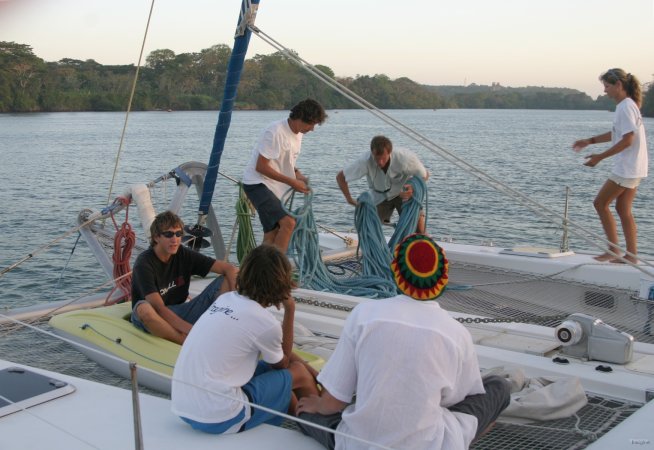 53- On prepare les amarres speciales pour le canal 